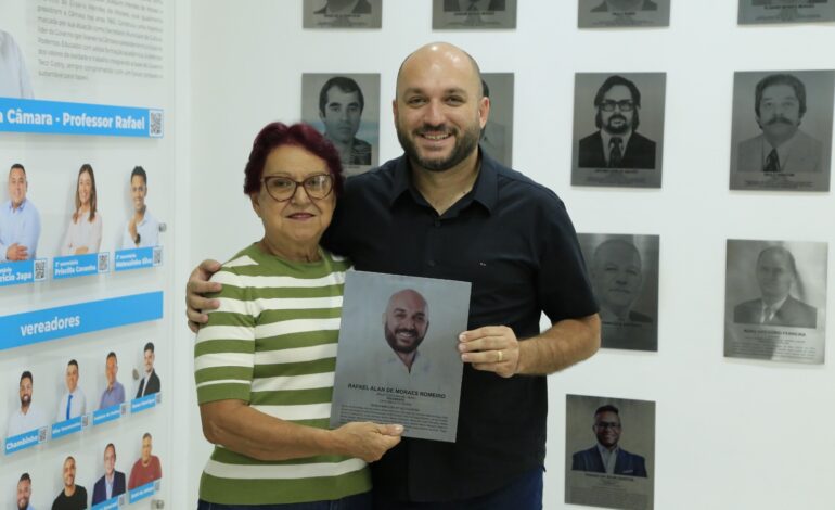 Professor Rafael afixa terceira placa na Galeria dos Presidentes da Câmara de Itapevi