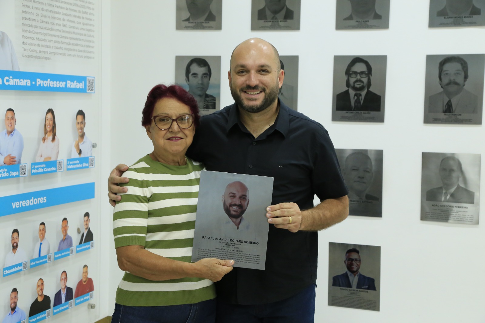 Professor Rafael afixa terceira placa na Galeria dos Presidentes da Câmara de Itapevi