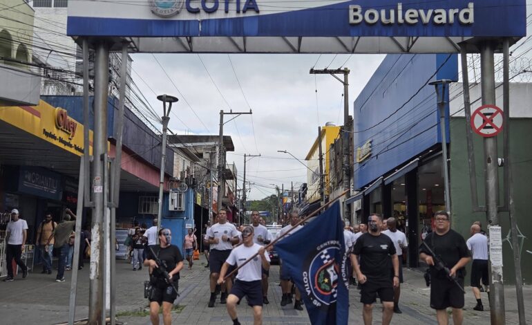 Recrutas da GCM marcham pelas ruas de Cotia e despertam curiosidade da população
