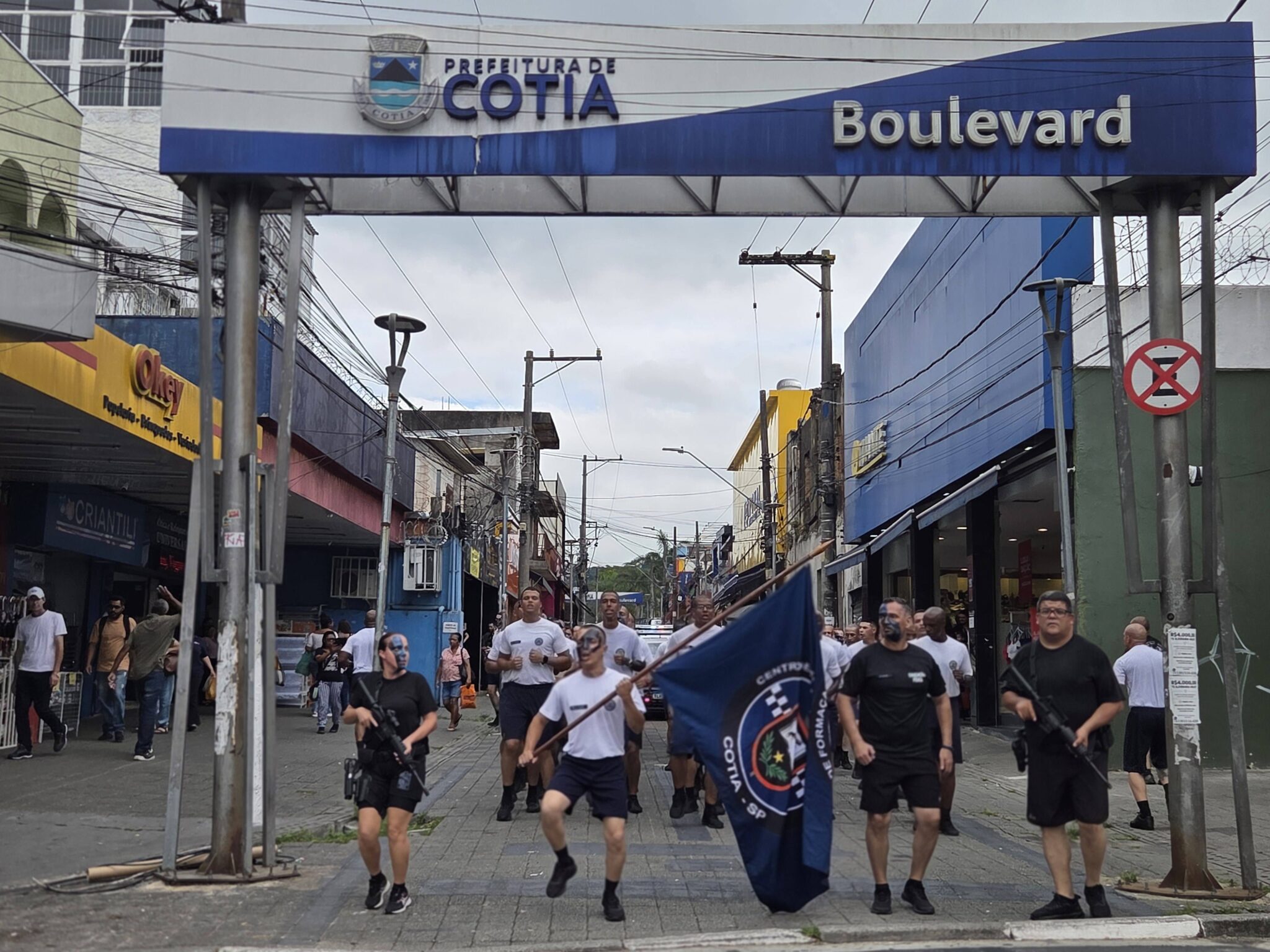 Recrutas da GCM marcham pelas ruas de Cotia e despertam curiosidade da população