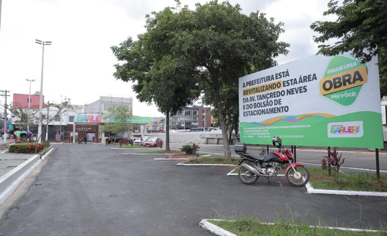 Revitalização de estacionamento e via em frente à Prefeitura segue a todo vapor