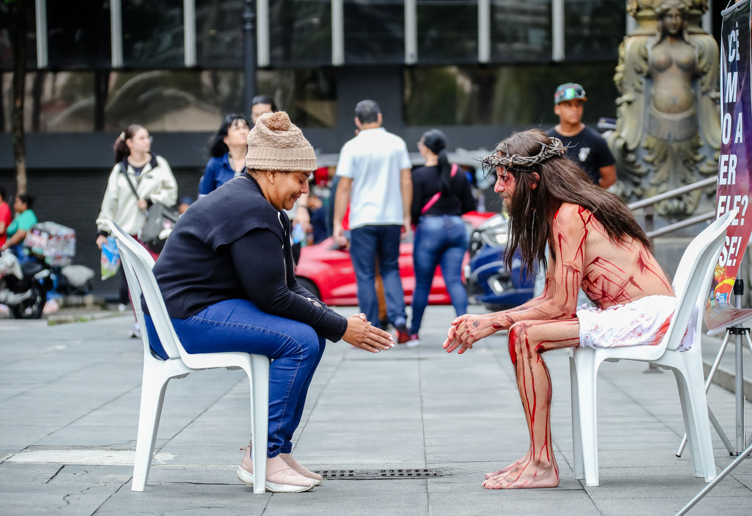 “Se você pudesse estar frente a frente com Jesus, o que falaria?” leva personagem do Drama da Paixão às ruas do Centro de São Paulo