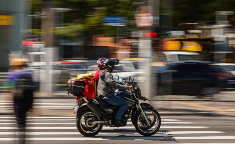 Mão na Roda: motociclistas profissionais de SP têm até 2 anos para curso e exame sem multa
