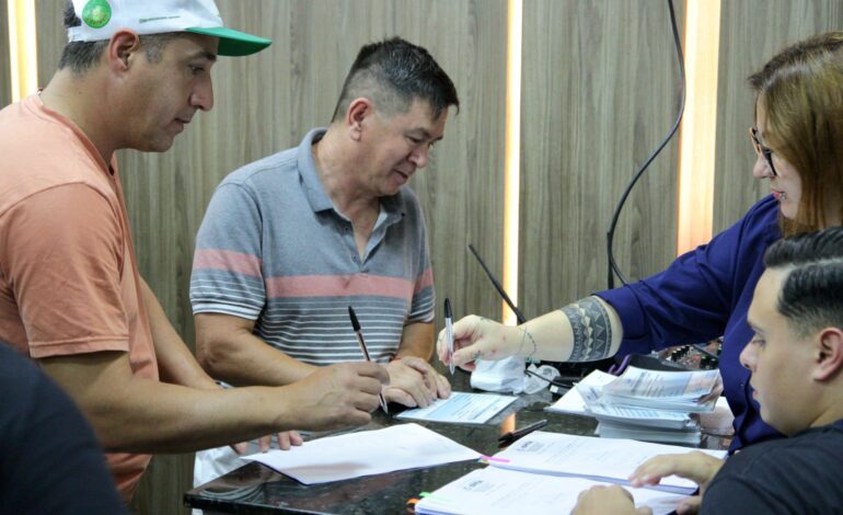 Feirantes recebem alvarás e reforçam tradição das feiras livres em Cotia