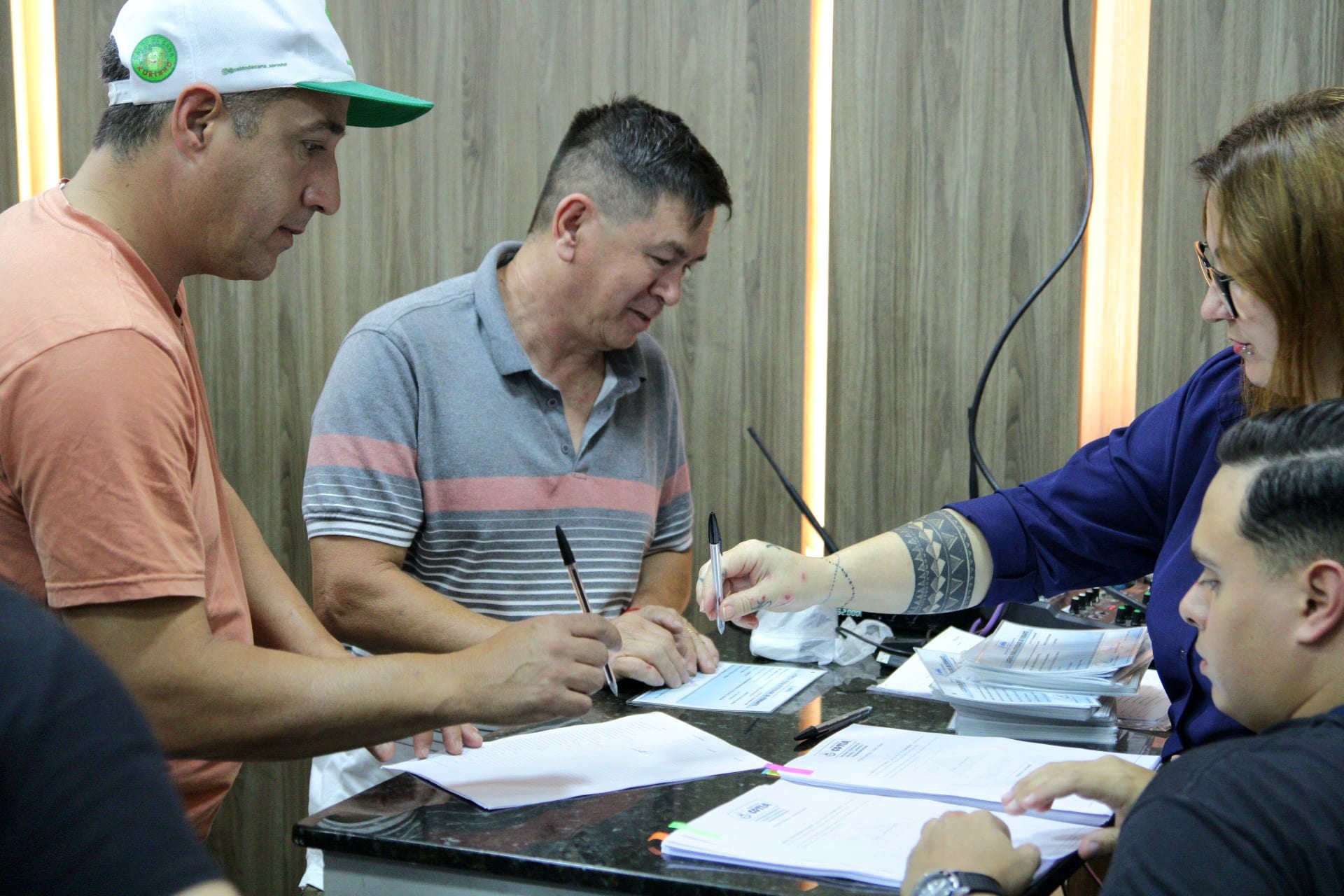 Feirantes recebem alvarás e reforçam tradição das feiras livres em Cotia