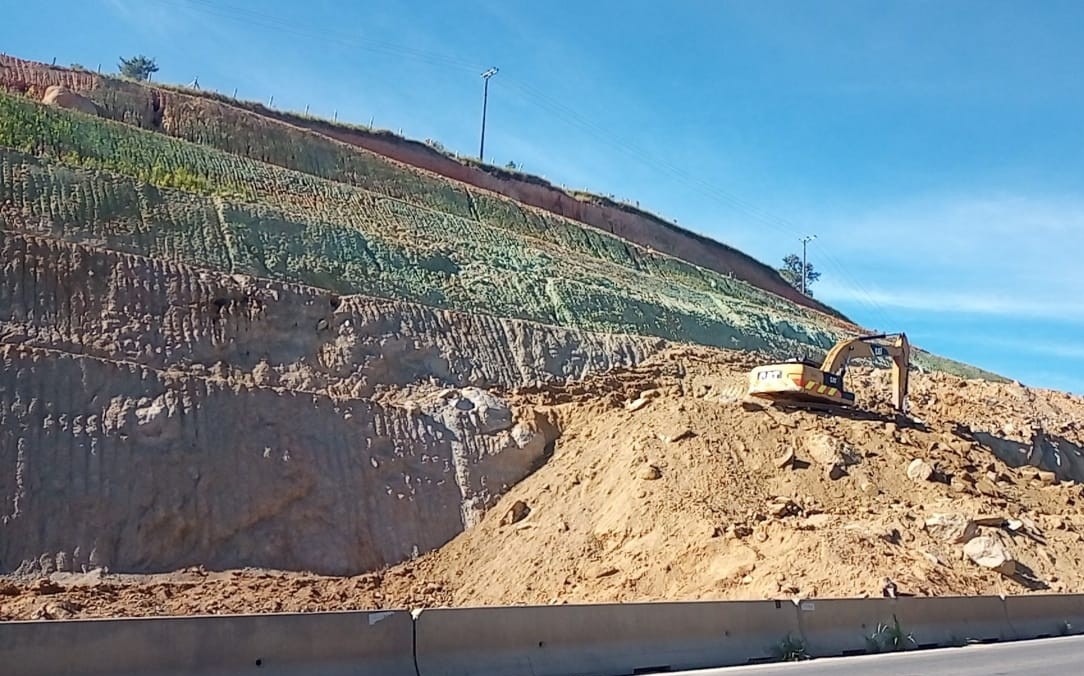 ViaOeste realiza desmonte de rocha na Rodovia Lívio Tagliassachi (SPA-053/280)