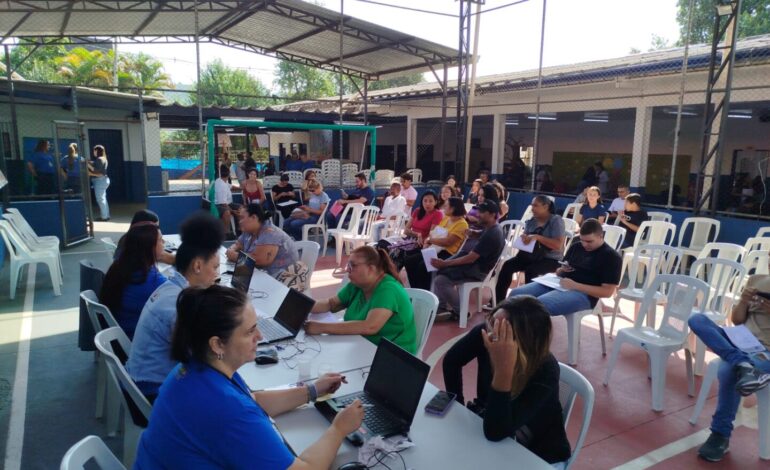 Mais de 300 pessoas participam de Feirão de Emprego