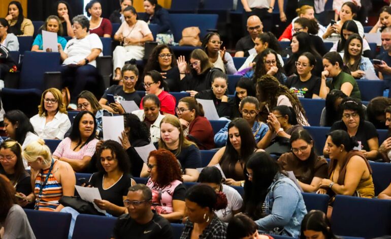 auxiliares de classe participam de capacitação para atuação com alunos com deficiência
