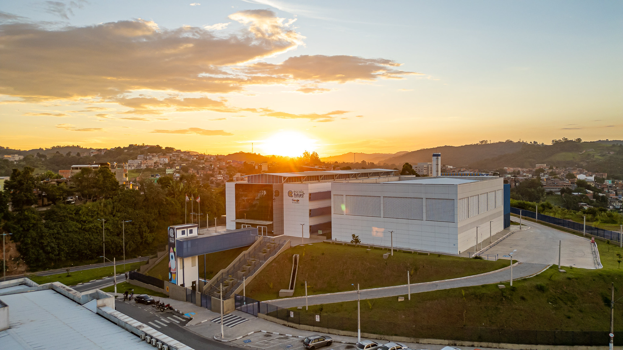 tapevi lança pedra fundamental da 10ª Escola do Futuro e cria cápsula do tempo para marcar transformação da educação até 2040