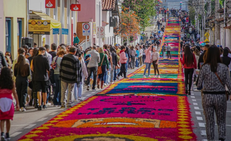 Santana de Parnaíba realiza 66ª Festa de Corpus Christi com um dos maiores e mais belos tapetes do Brasil