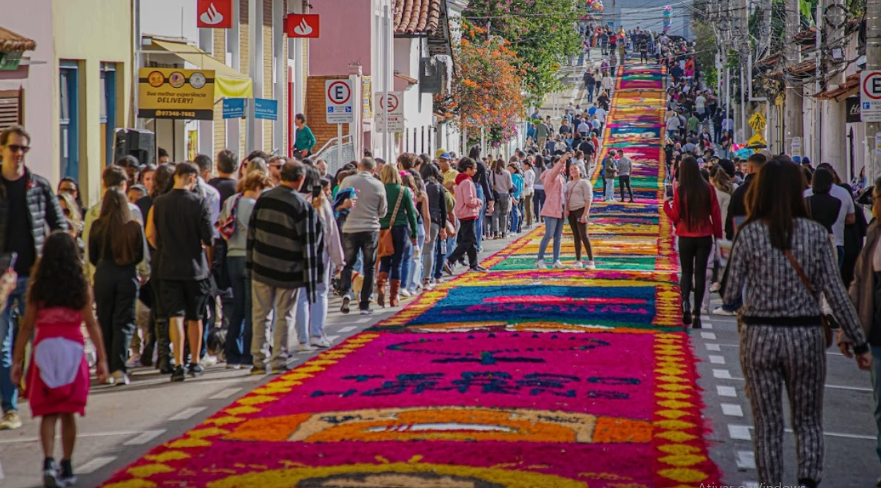 Santana de Parnaíba realiza 66ª Festa de Corpus Christi com um dos maiores e mais belos tapetes do Brasil