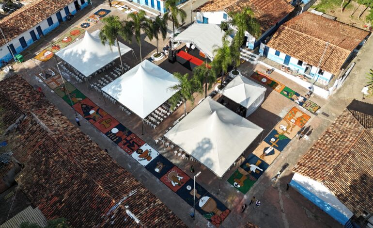 Quinta-feira tem celebração de Corpus Christi na AldeiaA tradicional celebração de Corpus Christi reúne fiéis na praça da Aldeia, nesta quinta-feira, 4 de junho. O evento tem o apoio da Prefeitura e a programação inicia às 9 horas com a confecção dos tapetes coloridos. Os tapetes são produzidos com materiais como serragem colorida, borra de café, sal e flores, e representam símbolos religiosos e passagens bíblicas, confirmando uma expressão artística e de fé que envolve a comunidade local.