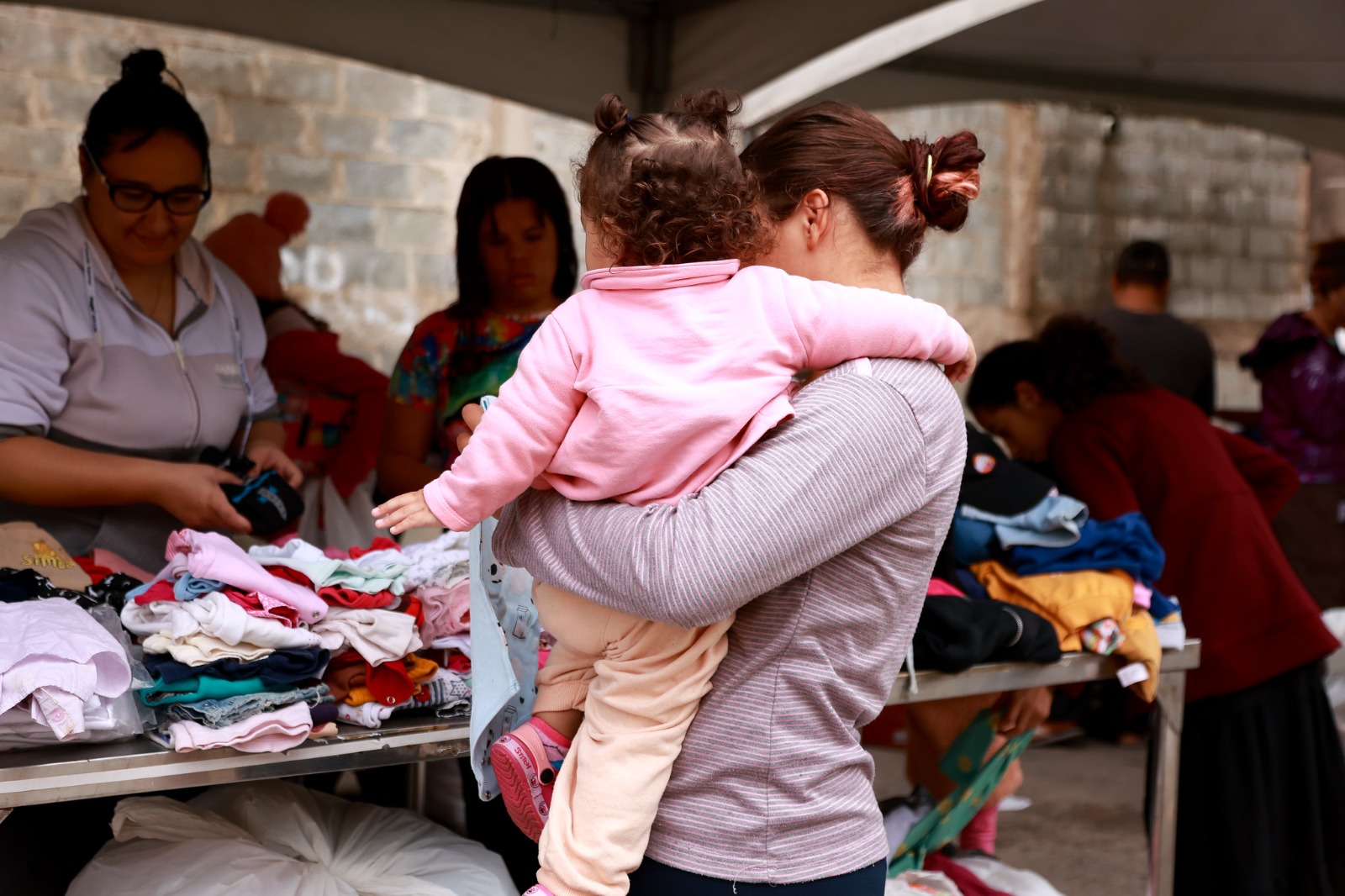 Acolher no Seu Bairro chega à 4ª edição com distribuição de agasalhos, vacinação e serviços gratuitos no Jardim Santa Cecília