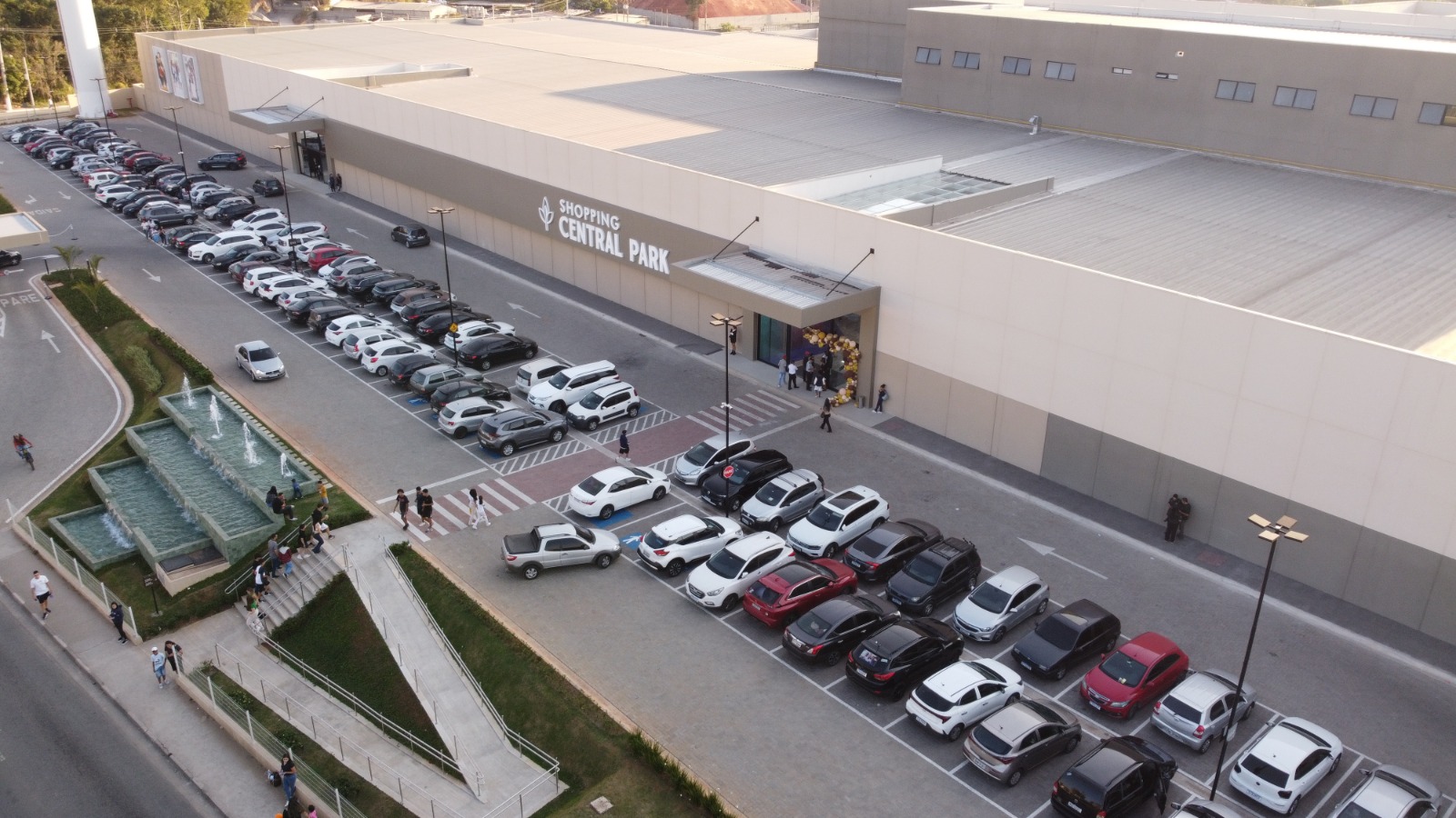 Shopping Central Park celebra 2 anos com atrações circenses e show de mágica