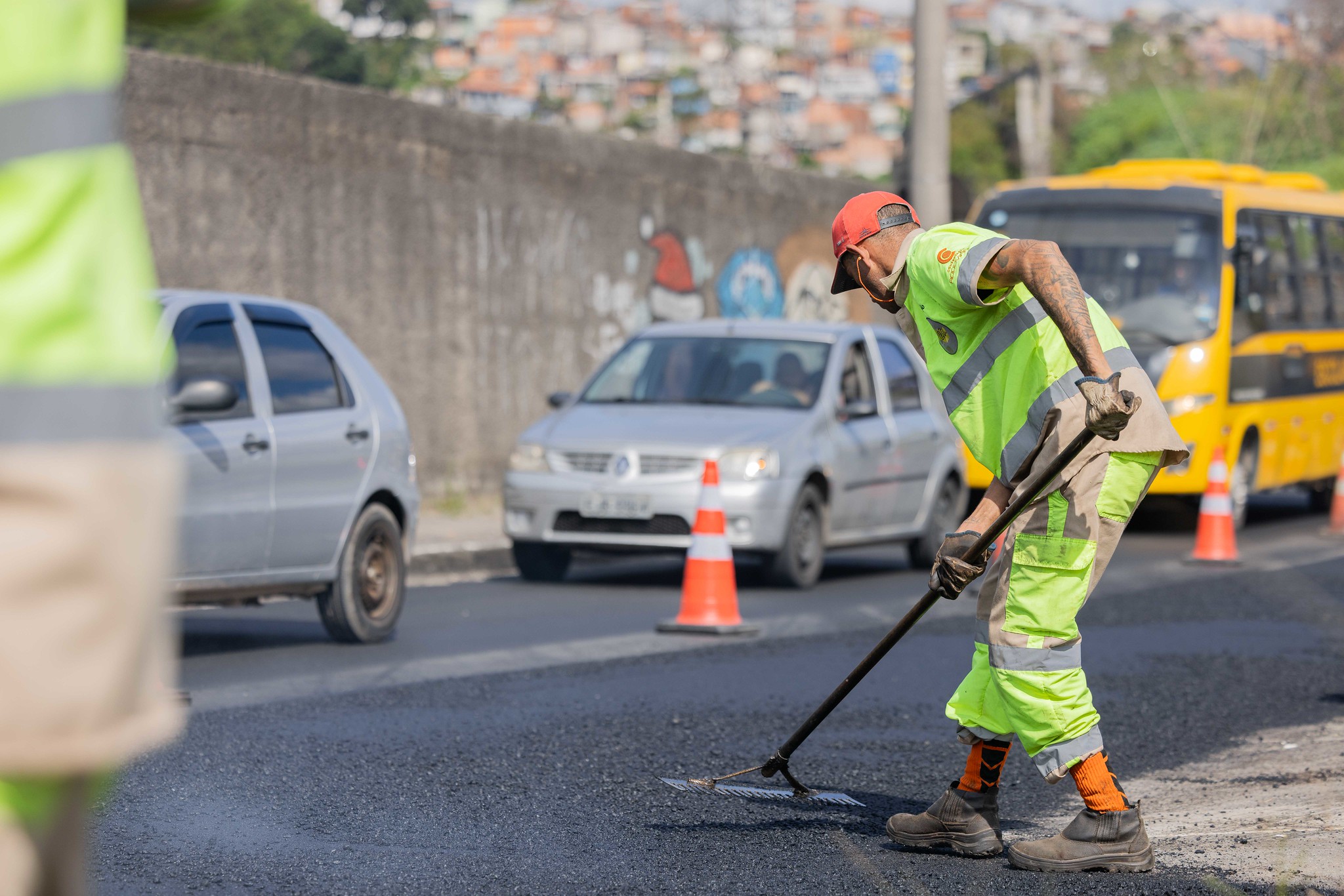 Prefeitura de Itapevi em parceria com DER realiza melhorias na Rodovia Engenheiro Renê Benedito da Silva