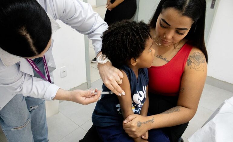 Vacinação nas escolas acontece neste sábado (17) para atualizar cadernetas de alunos e da população