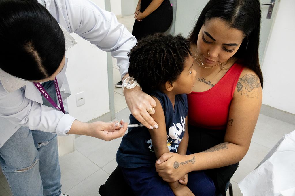 Vacinação nas escolas acontece neste sábado (17) para atualizar cadernetas de alunos e da população