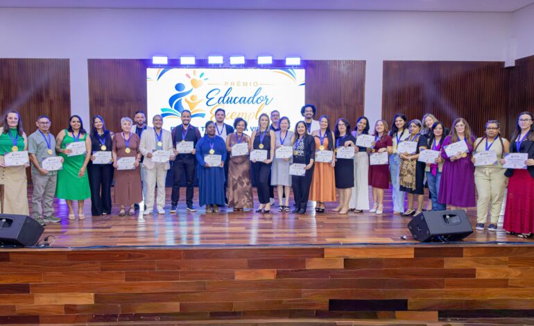Prefeitura de Carapicuíba premia nove professores da rede municipal de ensino