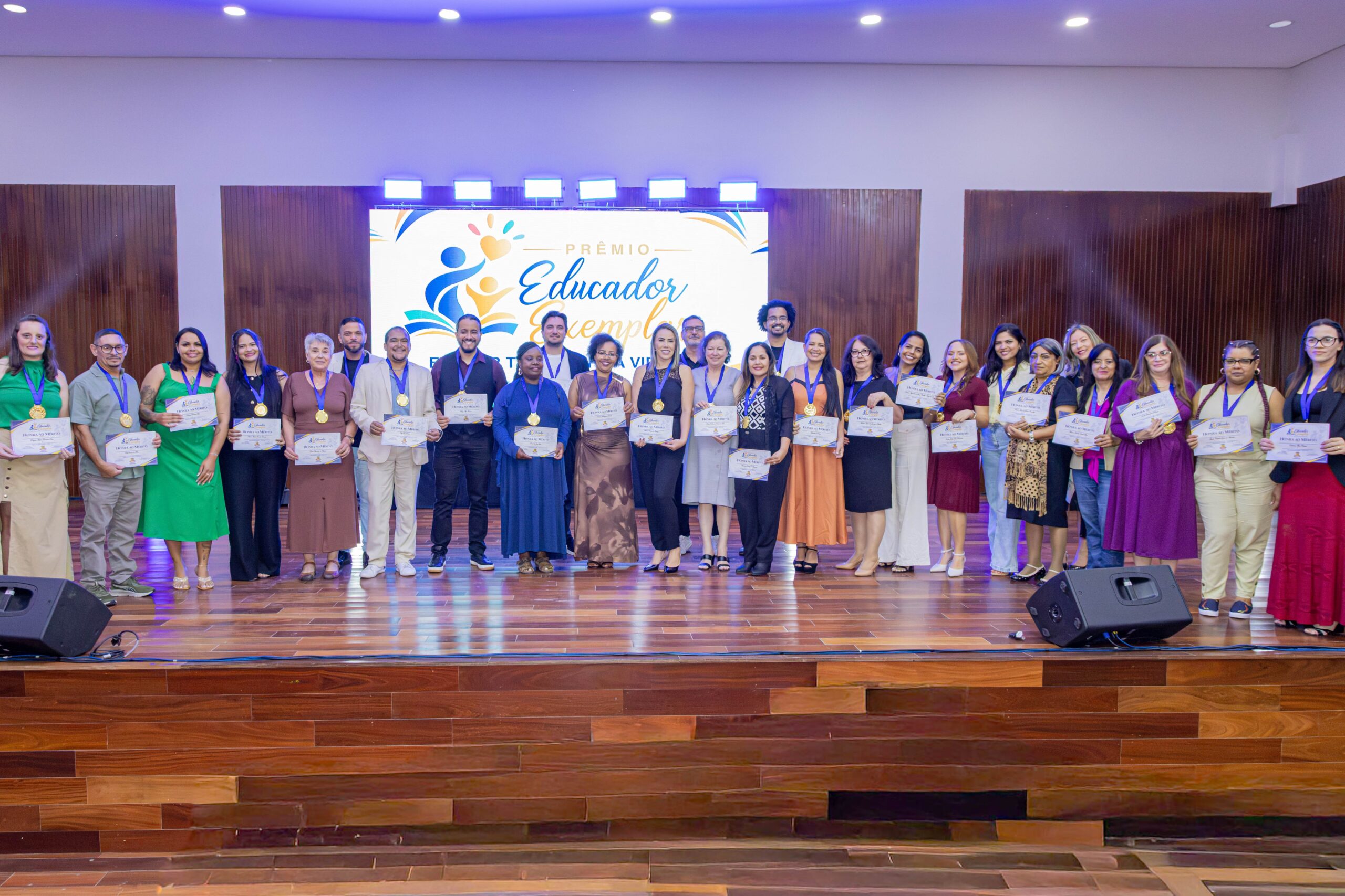 Prefeitura de Carapicuíba premia nove professores da rede municipal de ensino