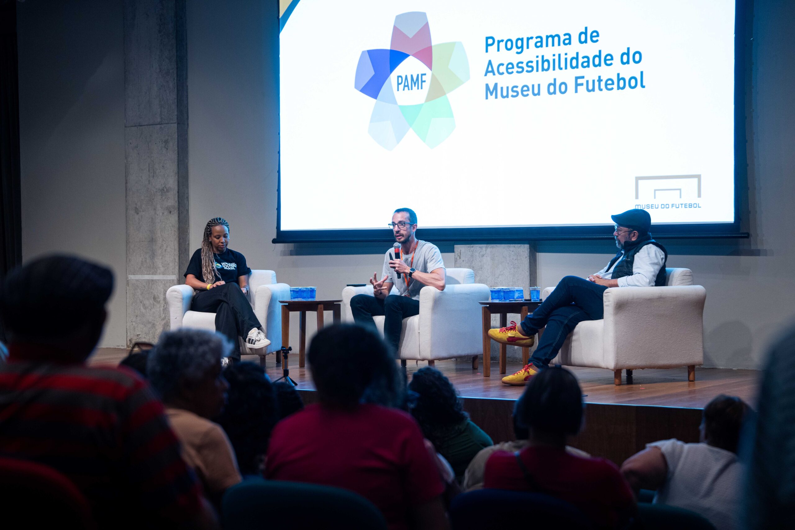 Idosos de Itapevi participam de atividades no Museu do Futebol