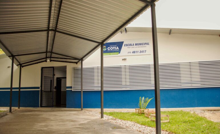 A Prefeitura de Cotia antecipou para terça-feira, 13 de outubro, o feriado escolar em comemoração ao Dia do Professor, tradicionalmente celebrado em 15 de outubro.
